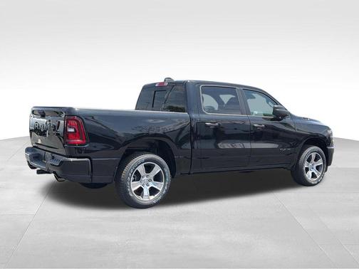 Diamond Black Crystal Pearlcoat 2026 RAM 1500 Express