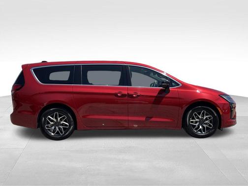 Red Hot Pearlcoat 2027 Chrysler Pacifica Limited