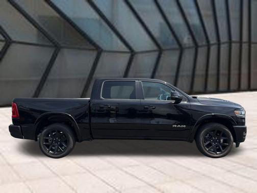 Diamond Black Crystal Pearlcoat 2026 RAM 1500 Laramie