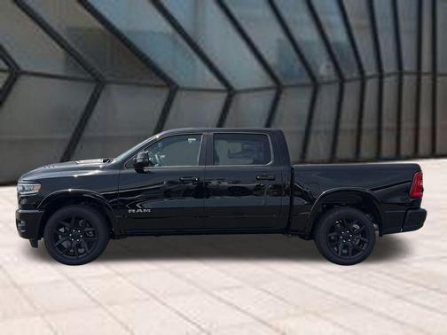 Diamond Black Crystal Pearlcoat 2026 RAM 1500 Laramie