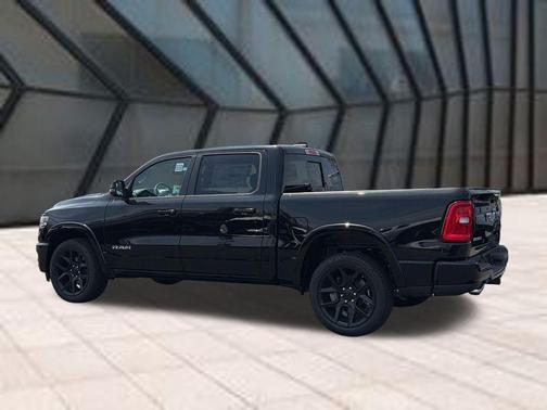 Diamond Black Crystal Pearlcoat 2026 RAM 1500 Laramie