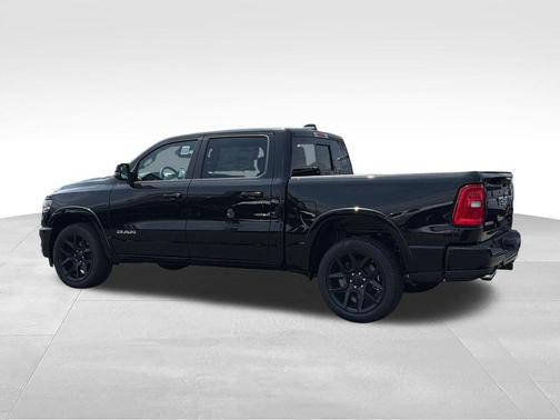 Diamond Black Crystal Pearlcoat 2026 RAM 1500 Laramie