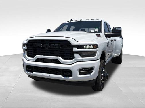 Bright White Clearcoat 2026 RAM 3500 Big Horn Crew Cab 4x4 8' Box