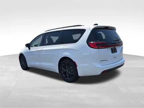 Bright White Clearcoat 2026 Chrysler Pacifica L