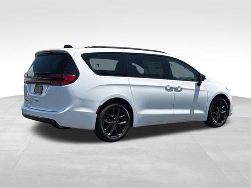 Bright White Clearcoat 2026 Chrysler Pacifica L