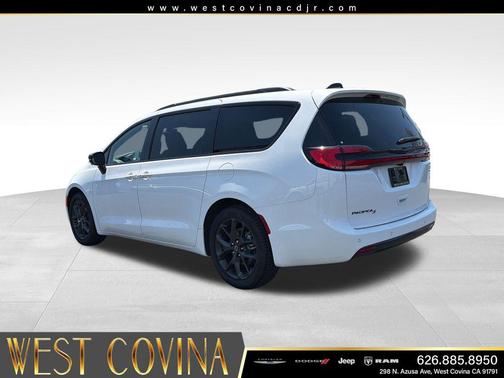 Bright White Clearcoat 2026 Chrysler Pacifica L