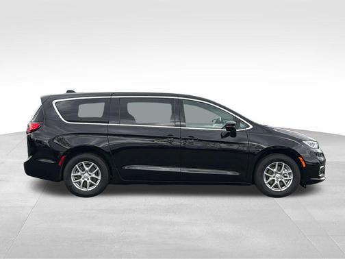 Diamond Black Crystal Pearlcoat 2026 Chrysler Pacifica L