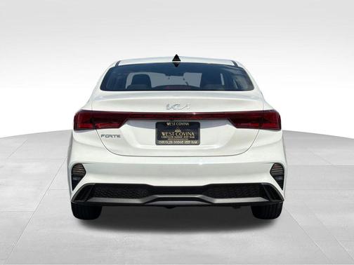 Snow White Pearl 2023 Kia Forte LXS