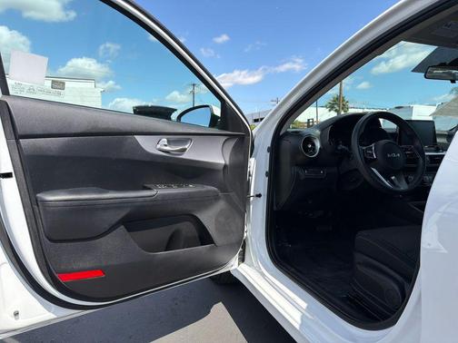 Snow White Pearl 2023 Kia Forte LXS