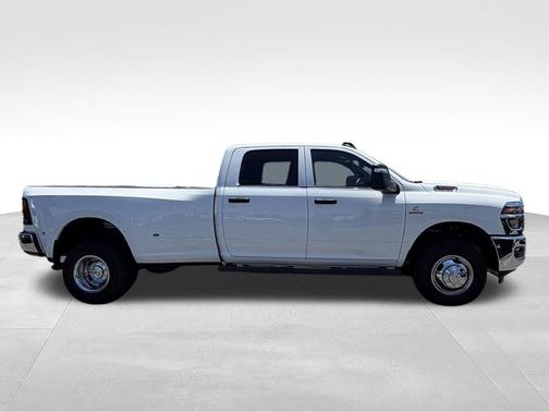 Bright White Clearcoat 2026 RAM 3500 Tradesman Crew Cab 4x4 8' Box