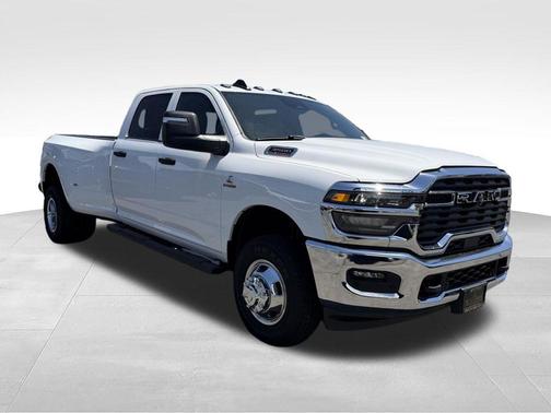 Bright White Clearcoat 2026 RAM 3500 Tradesman Crew Cab 4x4 8' Box