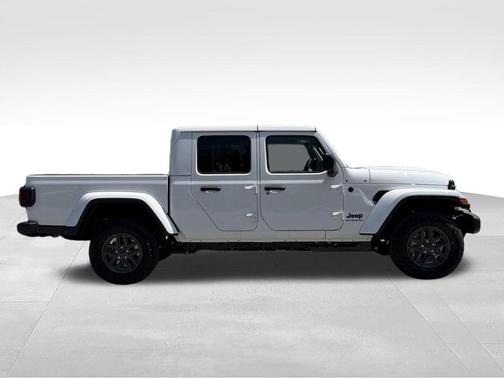 Bright White Clearcoat 2026 Jeep Gladiator Sport S