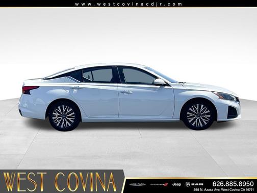 Pearl White Tricoat 2023 Nissan Altima 2.5 SV