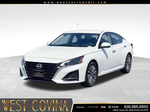 Pearl White Tricoat 2023 Nissan Altima 2.5 SV