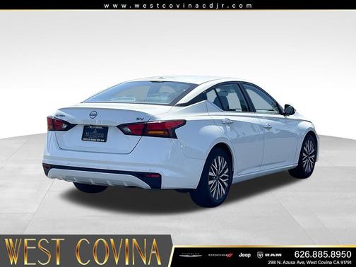 Pearl White Tricoat 2023 Nissan Altima 2.5 SV