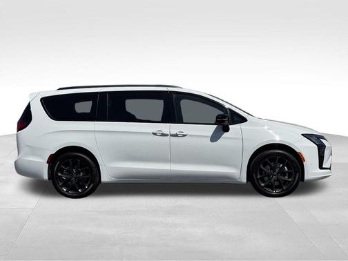 Bright White Clearcoat 2027 Chrysler Pacifica Limited
