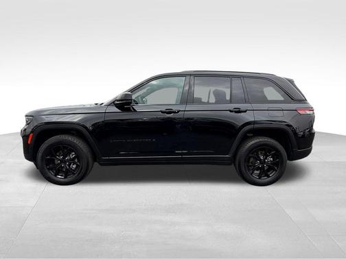 Diamond Black Crystal Pearlcoat 2025 Jeep Grand Cherokee Altitude