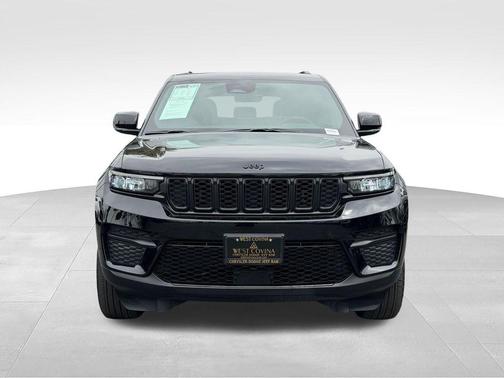 Diamond Black Crystal Pearlcoat 2025 Jeep Grand Cherokee Altitude