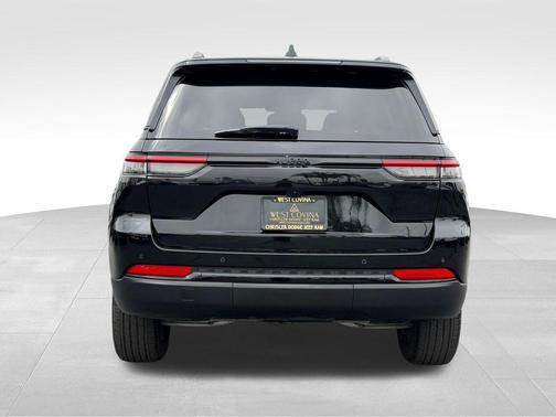 Diamond Black Crystal Pearlcoat 2025 Jeep Grand Cherokee Altitude