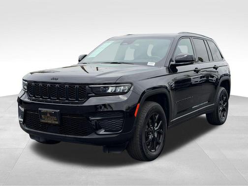 Diamond Black Crystal Pearlcoat 2025 Jeep Grand Cherokee Altitude