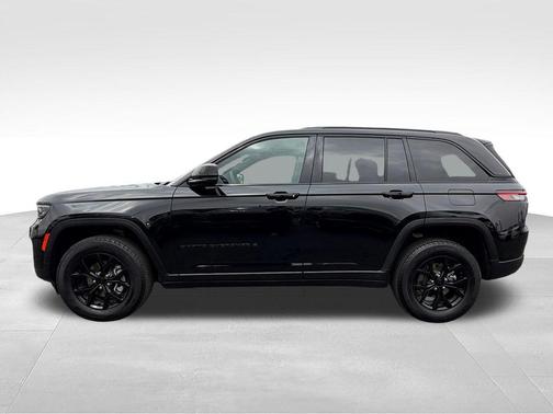 Diamond Black Crystal Pearlcoat 2025 Jeep Grand Cherokee Altitude
