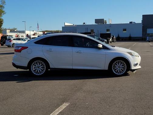 Photo 4 of 41 of 2014 Ford Focus Titanium