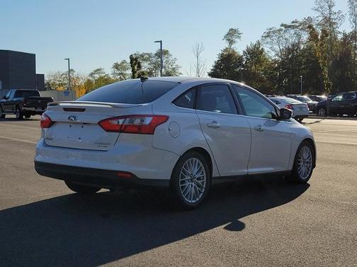 Photo 5 of 41 of 2014 Ford Focus Titanium