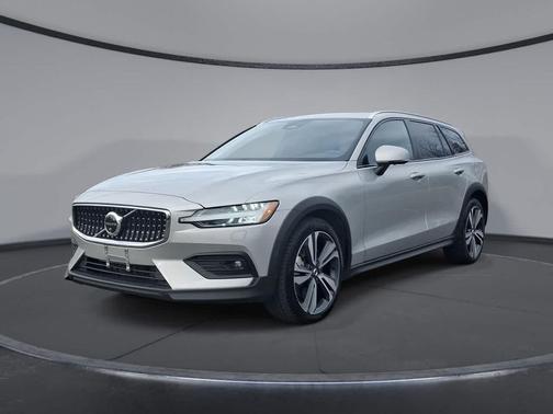2025 Volvo V60 Cross Country Plus, B5 AWD Gas (mild hybrid)