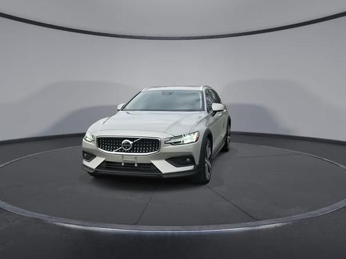 2025 Volvo V60 Cross Country Plus, B5 AWD Gas (mild hybrid)