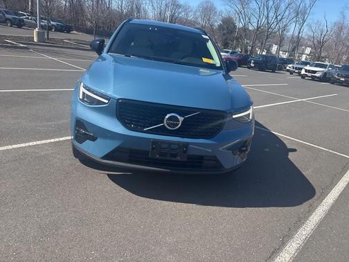 2025 Volvo XC40 B5 Ultra Dark Theme