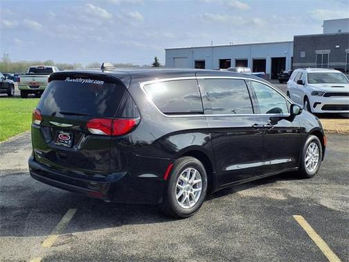 2025 Chrysler Voyager LX