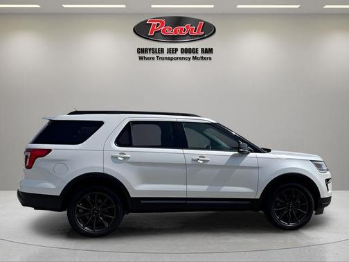 White Platinum Clearcoat Metallic 2018 Ford Explorer XLT