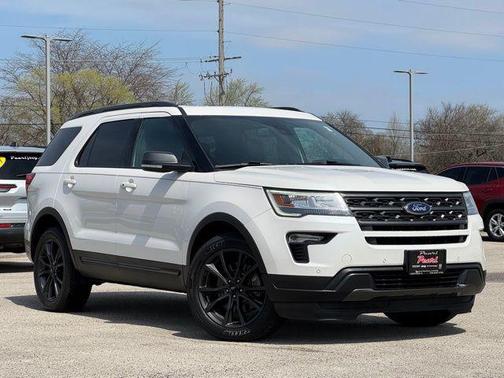 White Platinum Clearcoat Metallic 2018 Ford Explorer XLT