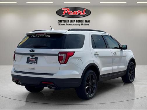 White Platinum Clearcoat Metallic 2018 Ford Explorer XLT