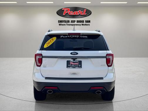 White Platinum Clearcoat Metallic 2018 Ford Explorer XLT