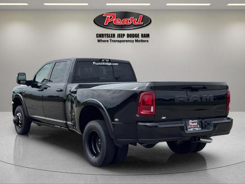 Diamond Black Crystal Pearlcoat 2026 RAM 3500 Limited Crew Cab 4x4 8' Box