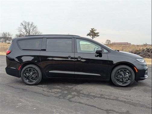 2025 Chrysler Pacifica Hybrid Premium S Appearance Pkg