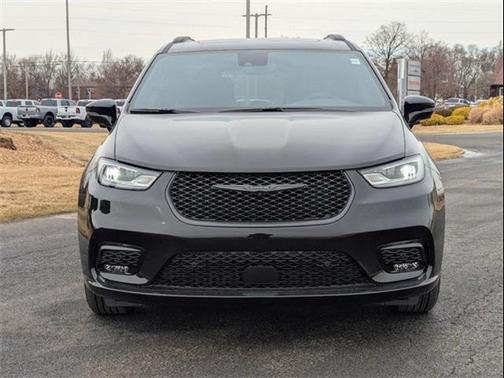 2025 Chrysler Pacifica Hybrid Premium S Appearance Pkg