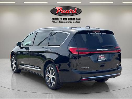 Diamond Black Crystal Pearlcoat 2026 Chrysler Pacifica L