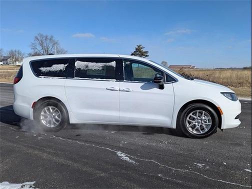 2025 Chrysler Voyager LX