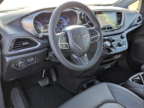 2025 Chrysler Voyager LX