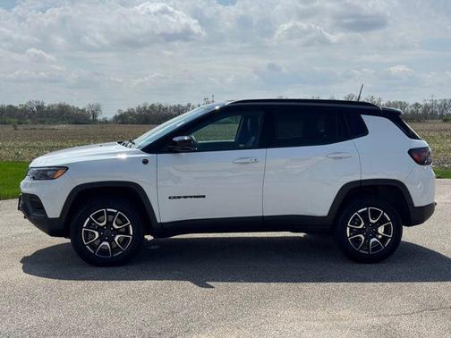 Bright White Clearcoat 2025 Jeep Compass Trailhawk