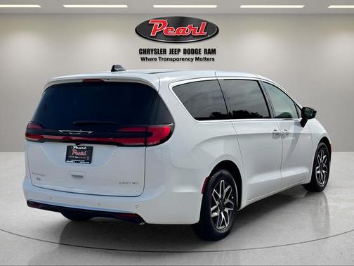Pw7 2027 Chrysler Pacifica Limited