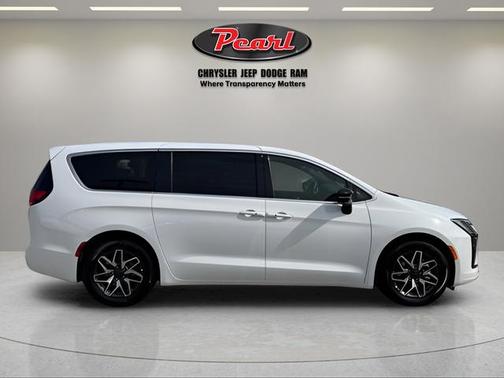 Pw7 2027 Chrysler Pacifica Limited