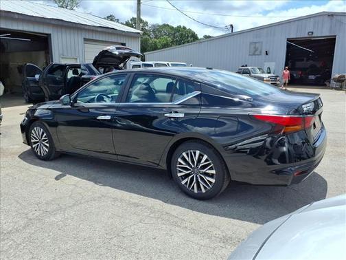 Super Black Clearcoat 2024 Nissan Altima 2.5 SV
