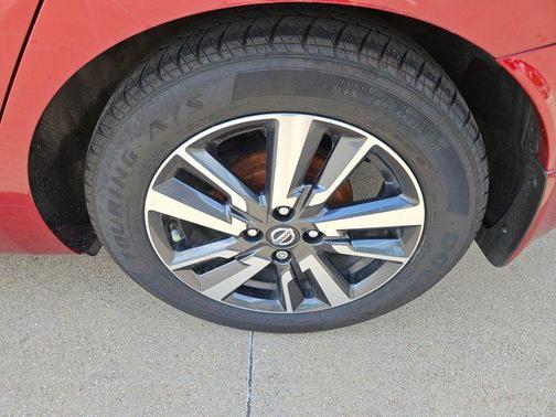 Scarlet Ember Pearl Metallic 2020 Nissan Versa 1.6 SV