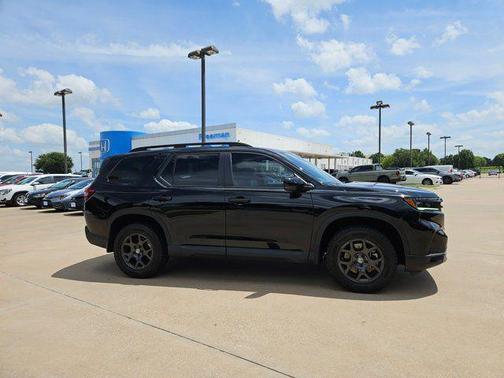 Crystal Black Pearl 2025 Honda Pilot TrailSport