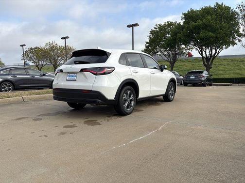 Platinum White Pearl 2026 Honda HR-V LX