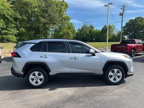 Silver Sky Metallic 2019 Toyota RAV4 XLE