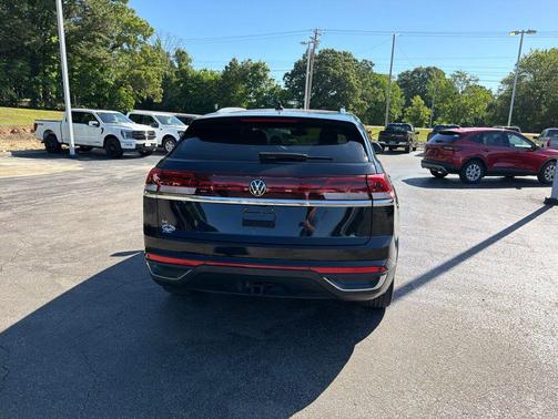 Deep Black Pearl 2024 Volkswagen Atlas Cross Sport 2.0T SE w/Technology